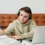 Estudantes usam música para estudar, mas eficácia varia