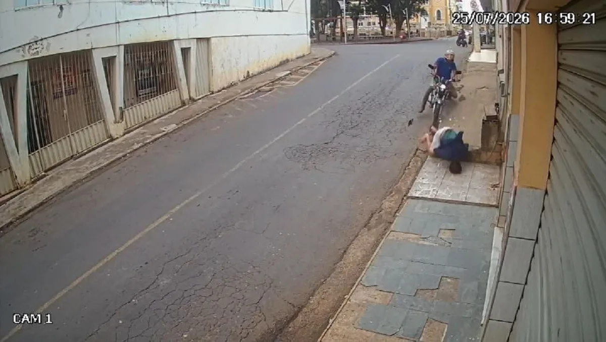 Pedestre em estado grave após atropelamento por motociclista sem habilitação em MG