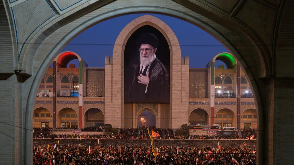 Líderes do Hezbollah, Hamas e Houthis participam de funeral de Khamenei
