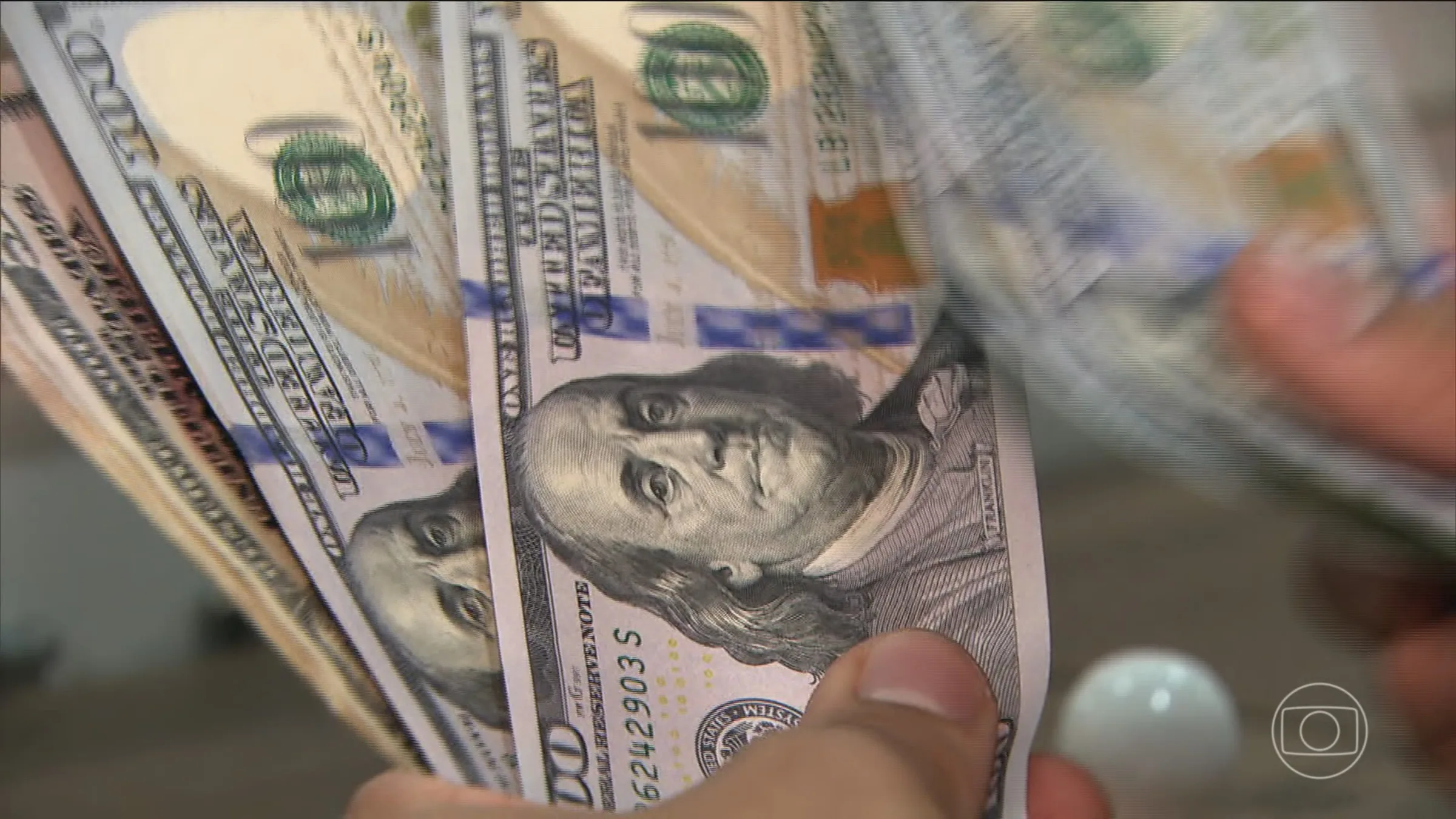 Dólar abre em alta, com petróleo perto de US$ 100 no radar
