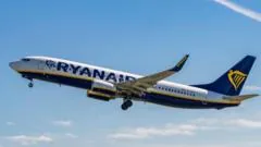 Passageiro quase é sugado para fora de janela de avião da Ryanair