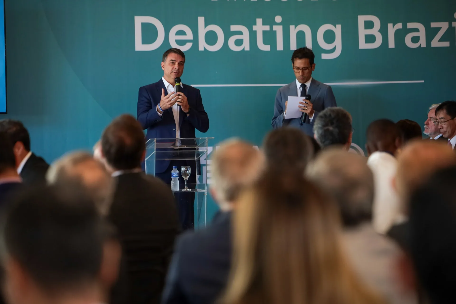 Repetindo script do pai, Flávio Bolsonaro levanta suspeitas sobre urnas em meio a crises na campanha