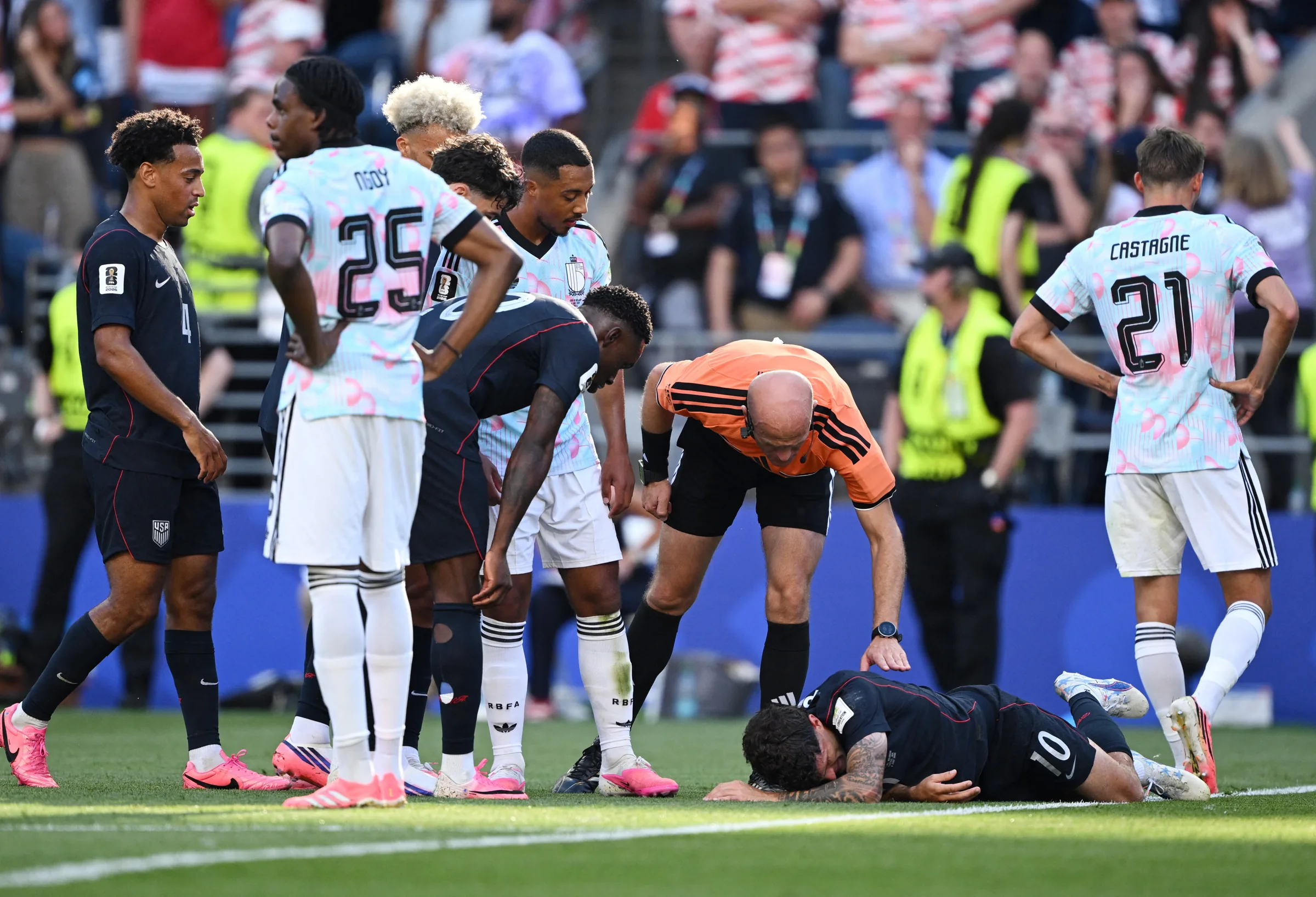 Pulisic se frustra ao ser substituído após lesão em jogo dos EUA
