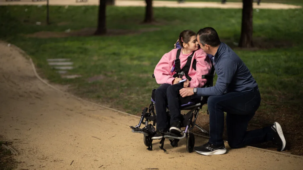 Pai busca salvar a filha com terapia gênica para doença rara