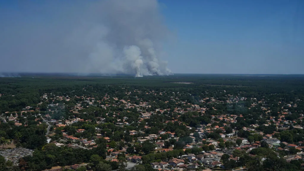 Incêndio florestal atinge 42 mil hectares no sudoeste da França
