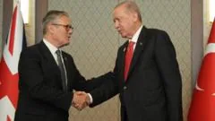 Sir Keir Starmer recebe revolver de presente do presidente turco