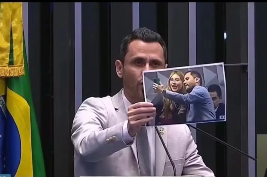 Cleitinho Azevedo admite erro ao pedir selfie com Virginia na CPI das Bets