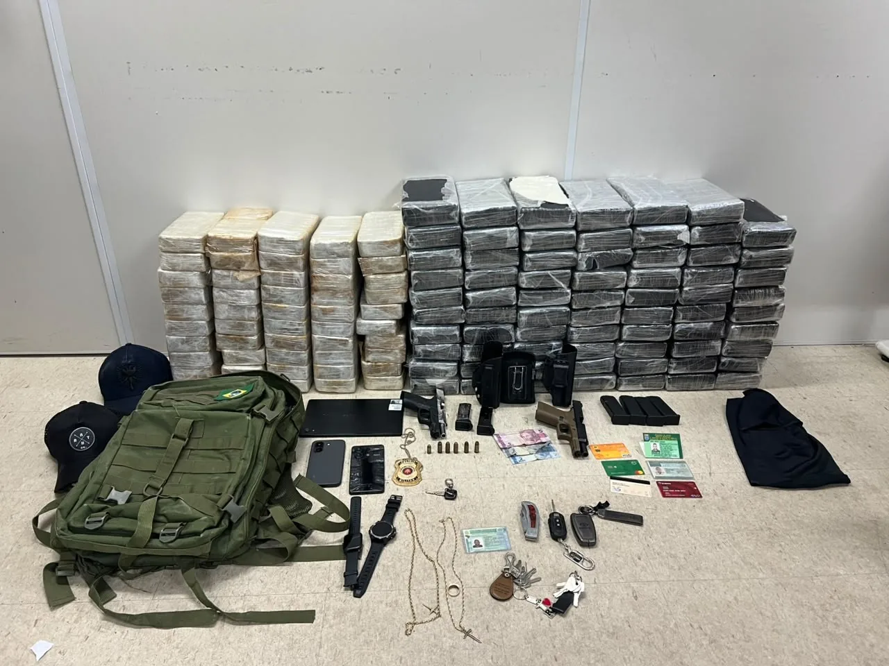 Policial militar e estudante de direito são presos com mais de 100 kg de drogas em estacionamento de shopping de Salvador