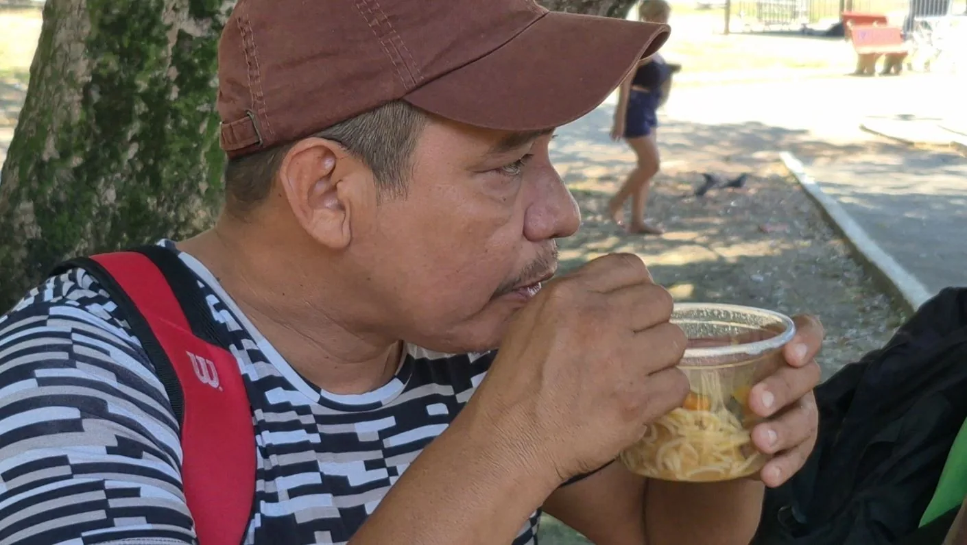 Ação distribui alimentos e oferece atendimentos de saúde a pessoas em situação de rua em Macapá