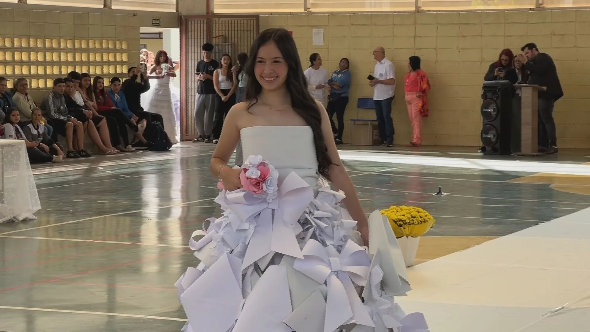 Tem Solução: estudantes criam vestidos recicláveis e brechós incentivam moda sustentável no interior de SP