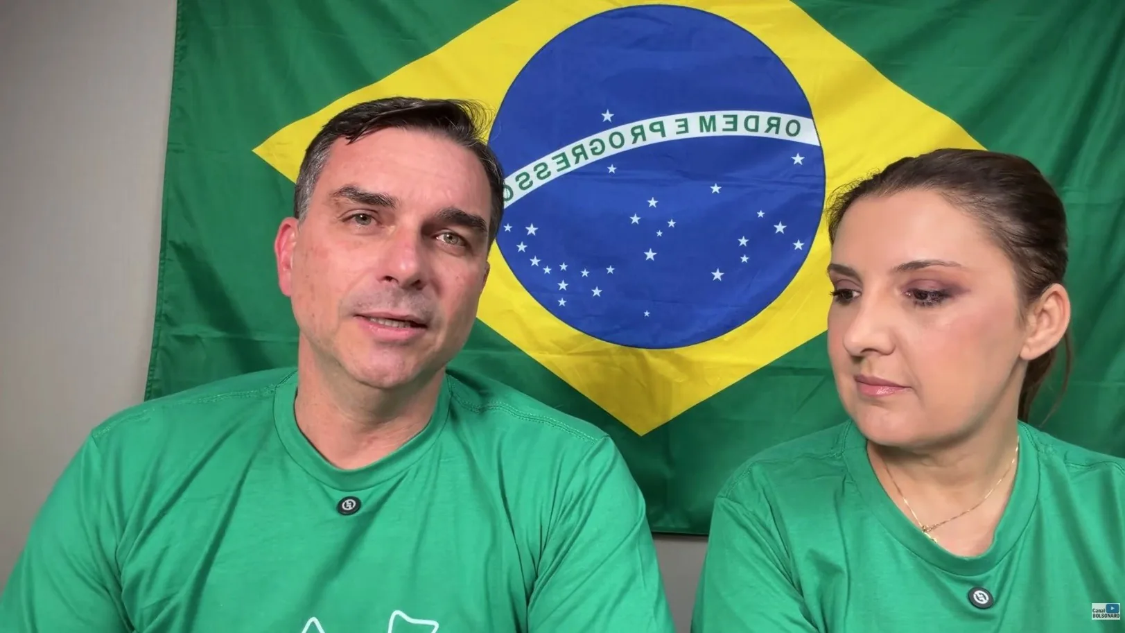 Flávio Bolsonaro afirma que foto com 'Sicário' é manipulação de IA