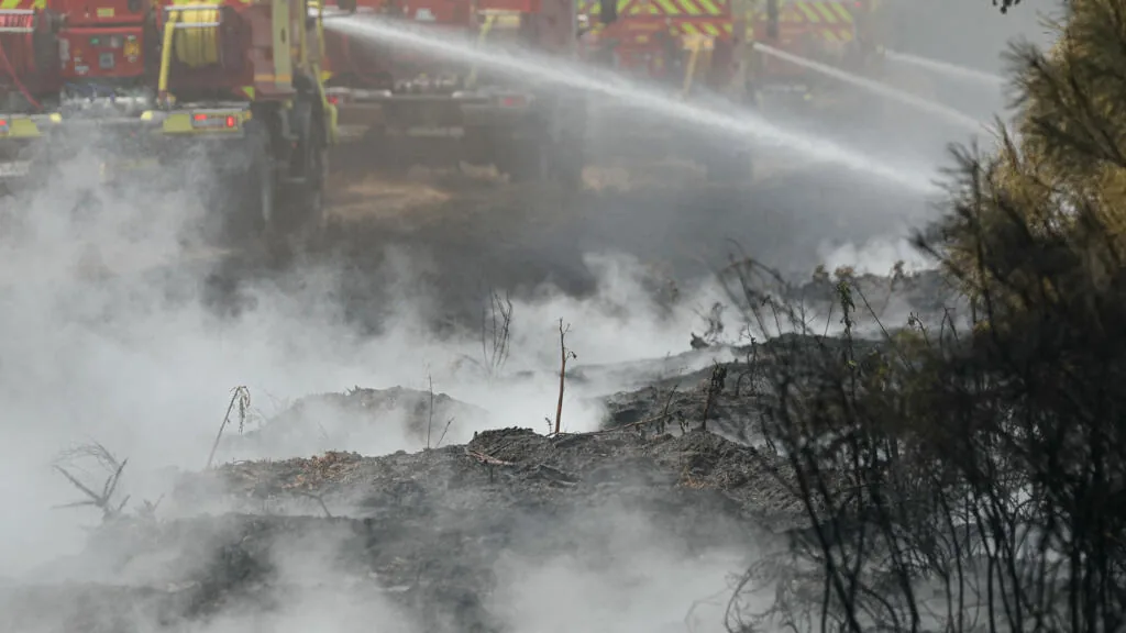 França se prepara para novas evacuações enquanto Espanha alivia restrições devido a incêndios