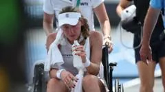 Ekaterina Alexandrova desmaia em quadra devido ao calor extremo