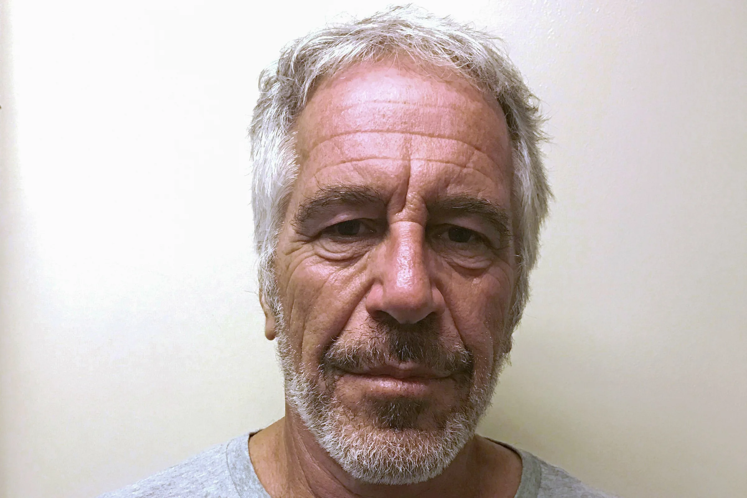 Recrutador de modelos ligado a Jeffrey Epstein é encontrado morto em casa na França