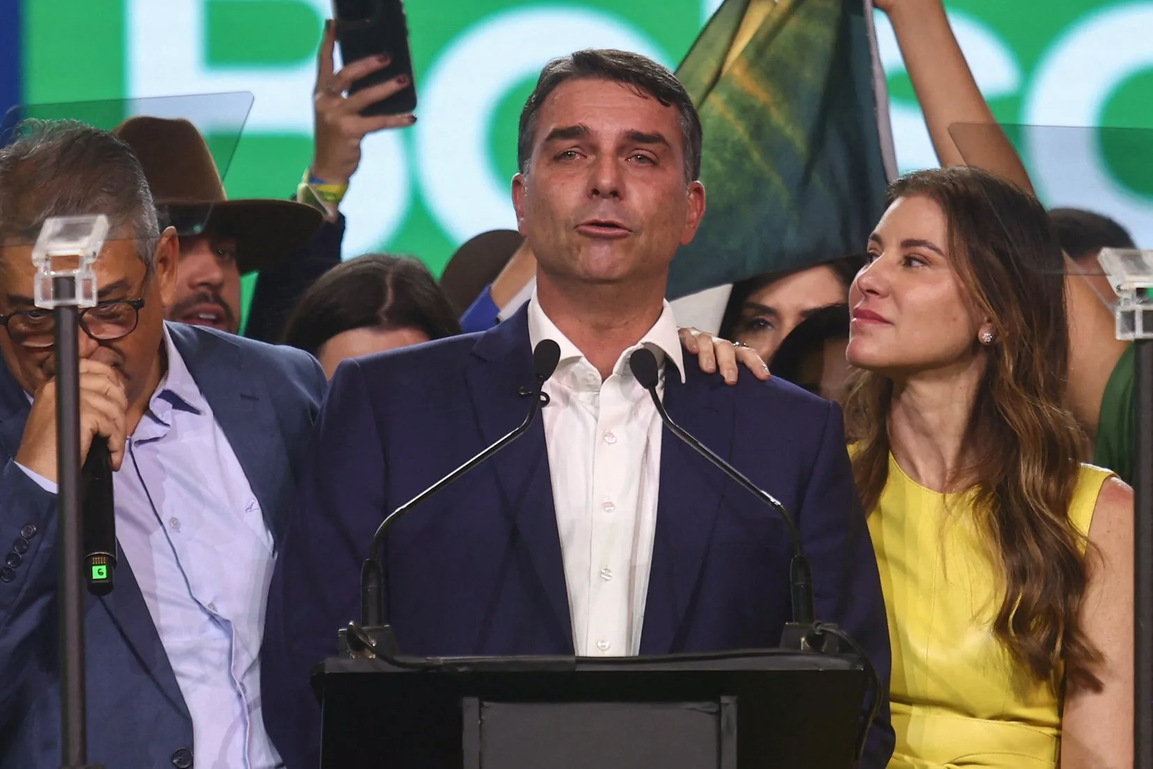 Em discurso marcado por referências a Jair, Flávio Bolsonaro agradece familiares e chora ao falar do pai