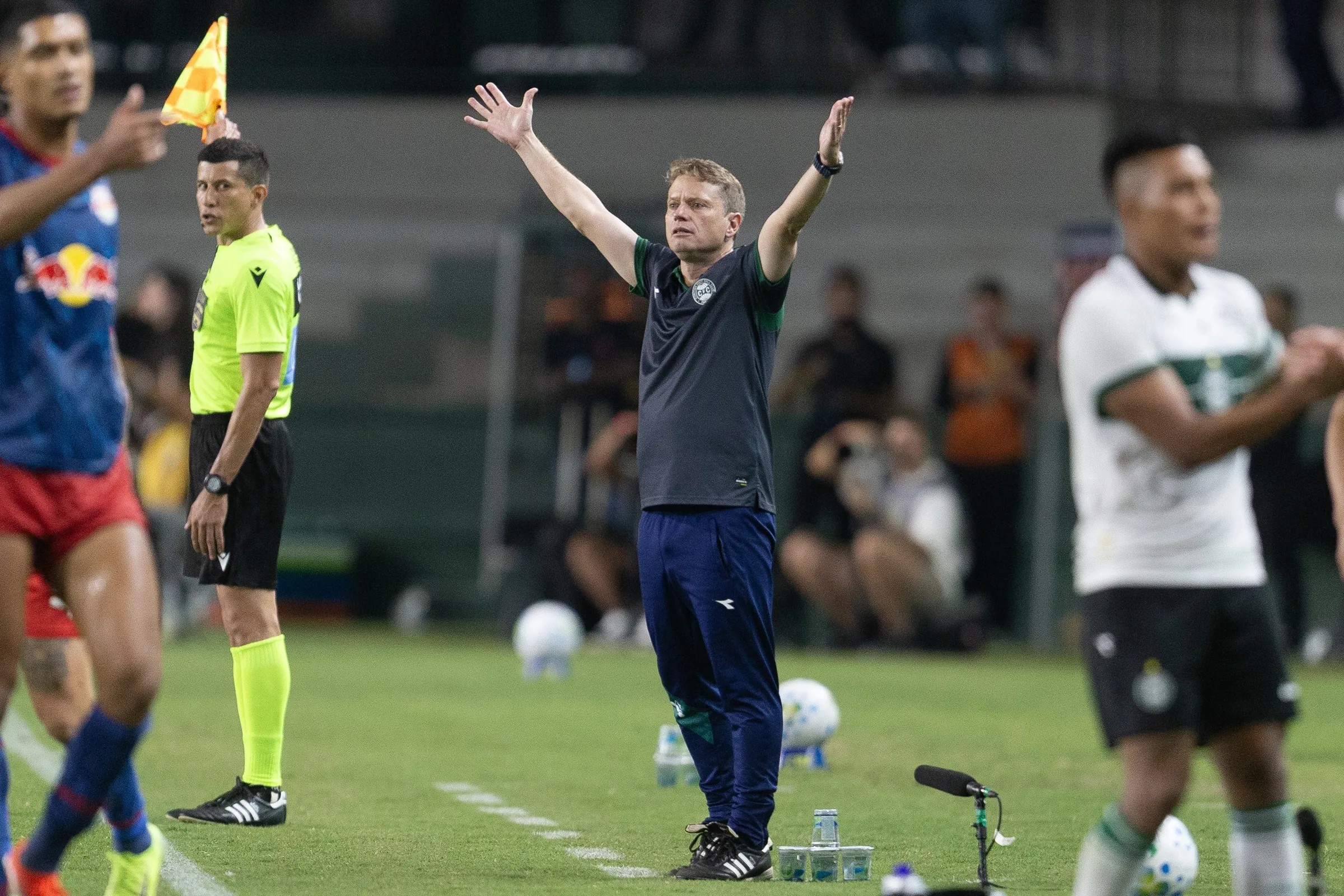 Fernando Seabra tem ida ao Vasco travada após Coritiba cobrar multa rescisória à vista; entenda situação