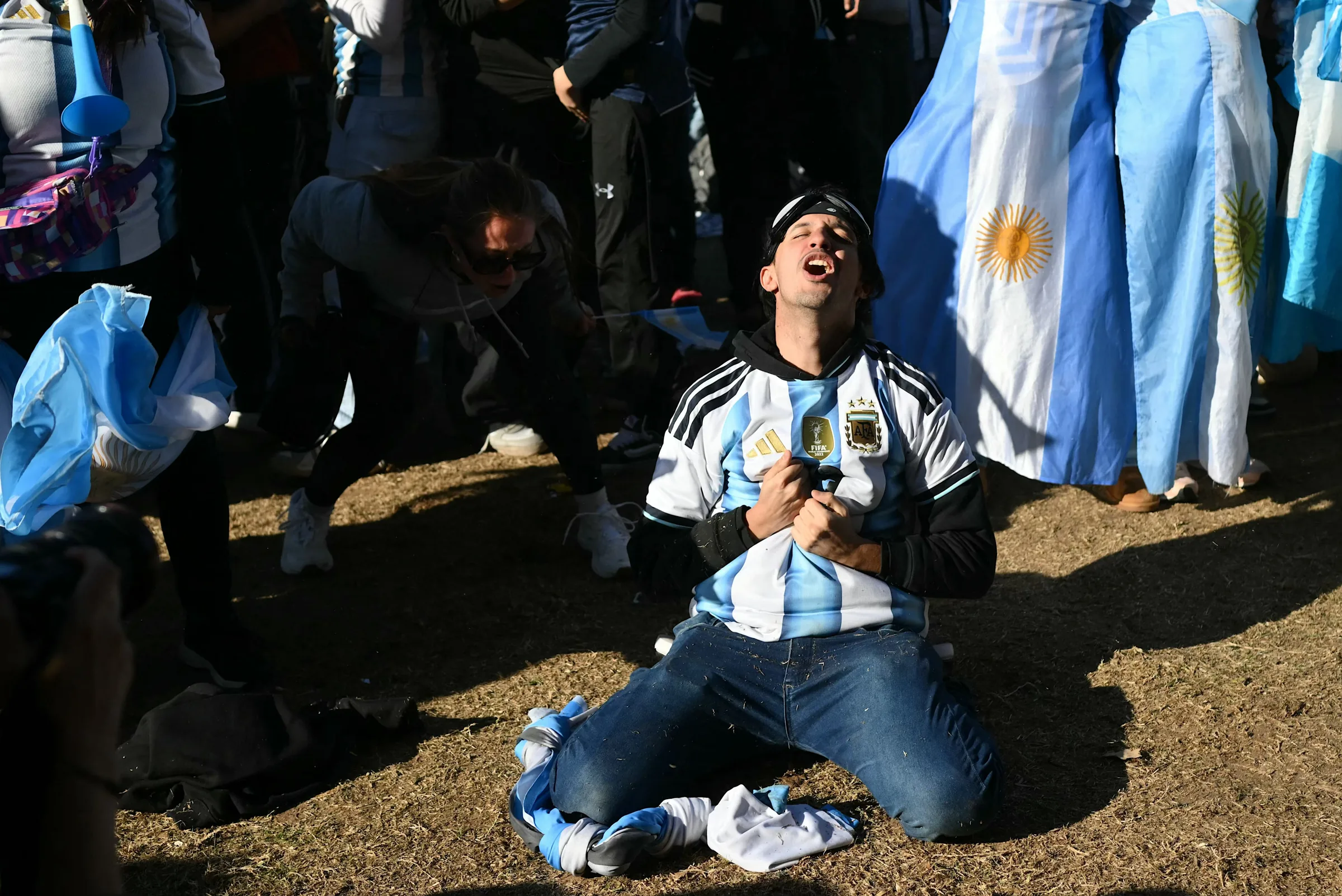 Fãs argentinos celebram virada sobre o Egito na Copa do Mundo