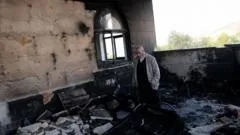 Colonos israelenses incendeiam mesquitas e propriedades na Cisjordânia, afirmam palestinos