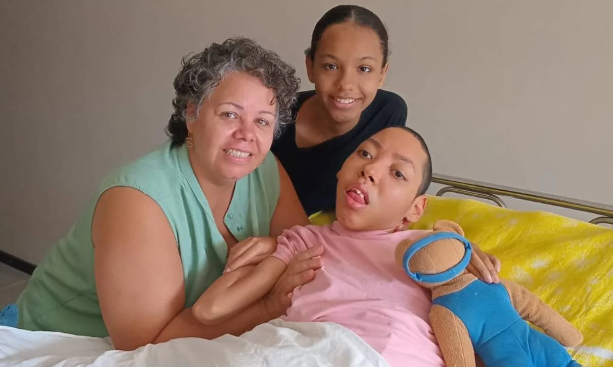 Mãe cria absorvente dérmico para gastrostomizados enquanto cuida do filho em hospital na Bahia