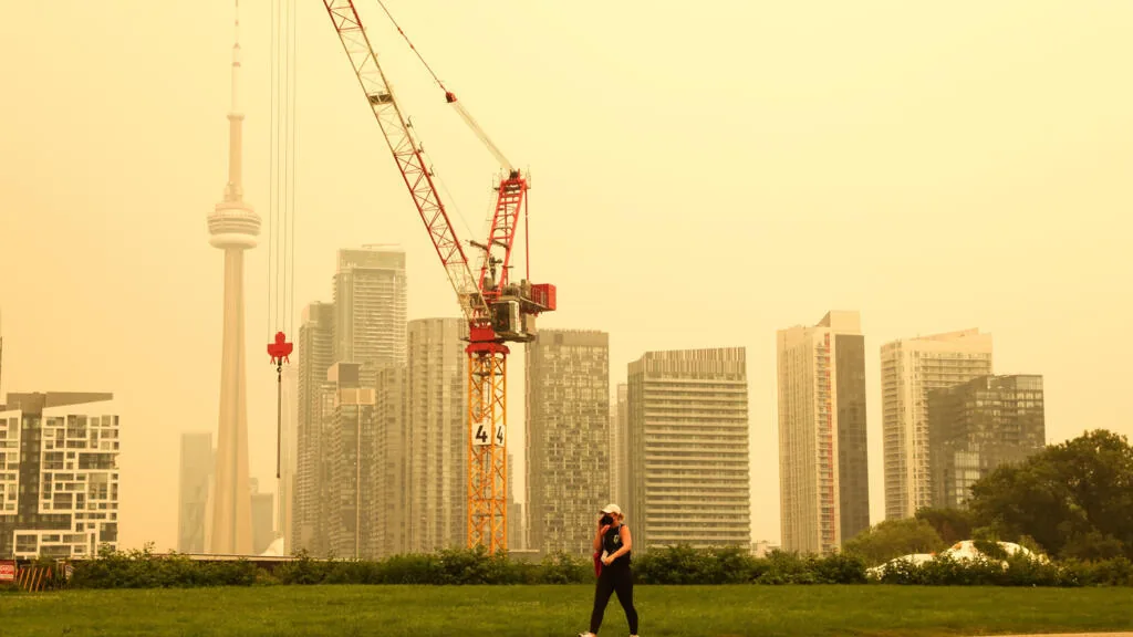Fumaça de incêndios florestais no Canadá torna ar de Toronto o pior do mundo