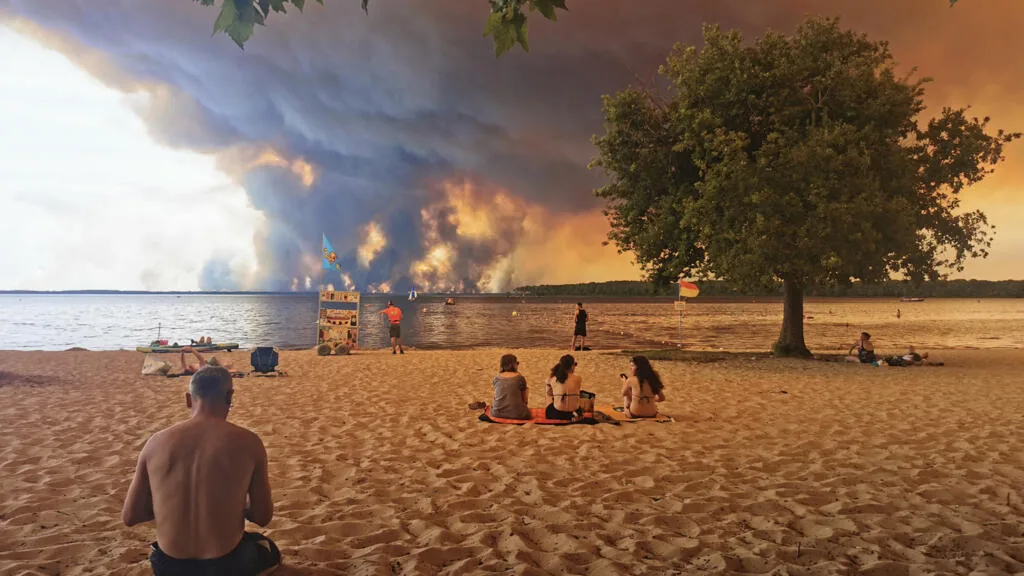 Incêndios florestais na Europa e protestos na Índia marcam a semana