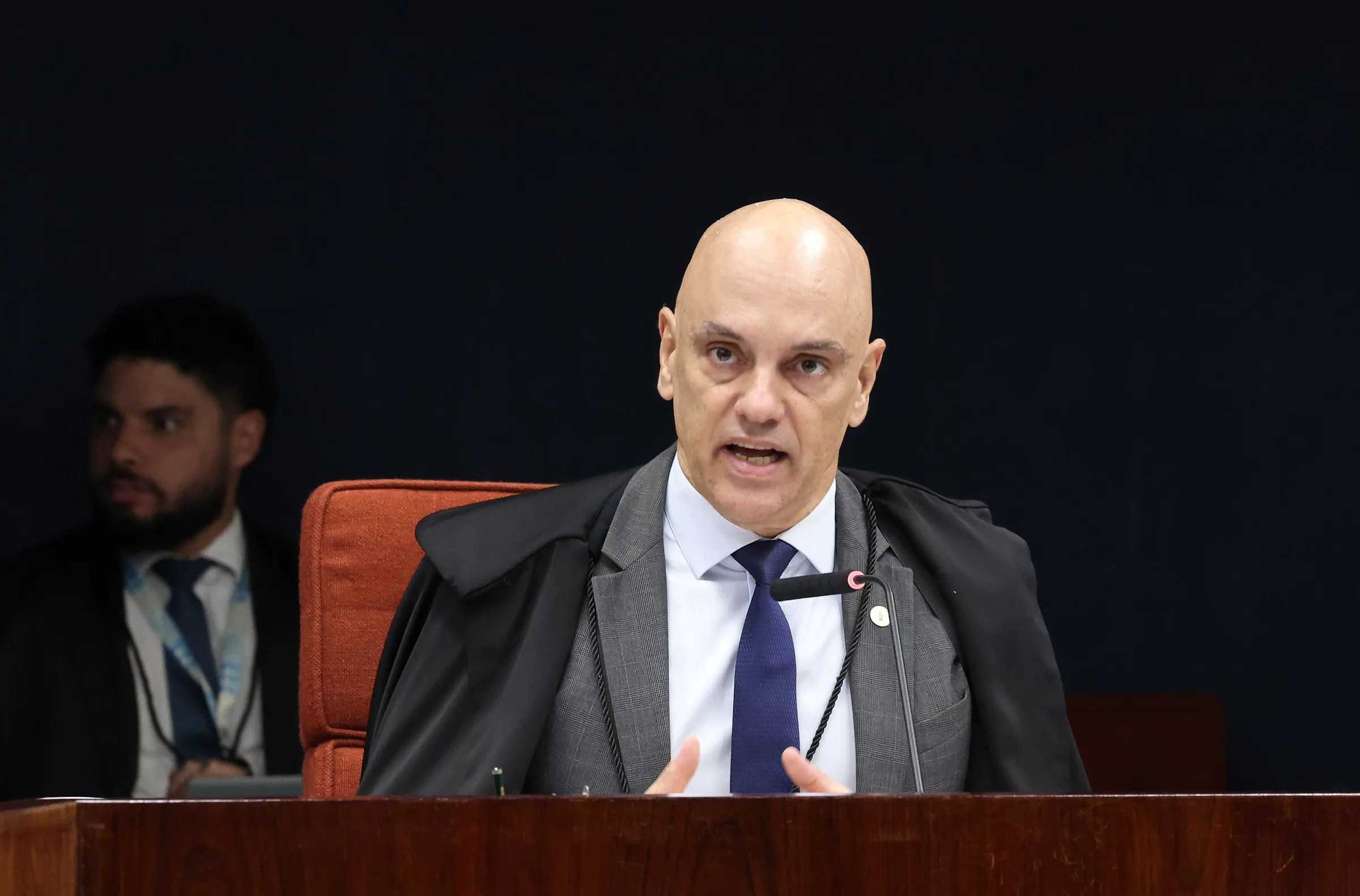 Moraes dá cinco dias para PGR avaliar possível descumprimento de ordem por Bolsonaro