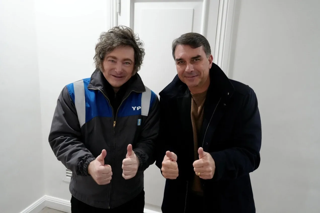 Milei anuncia visita ao Brasil para apoiar Flávio Bolsonaro