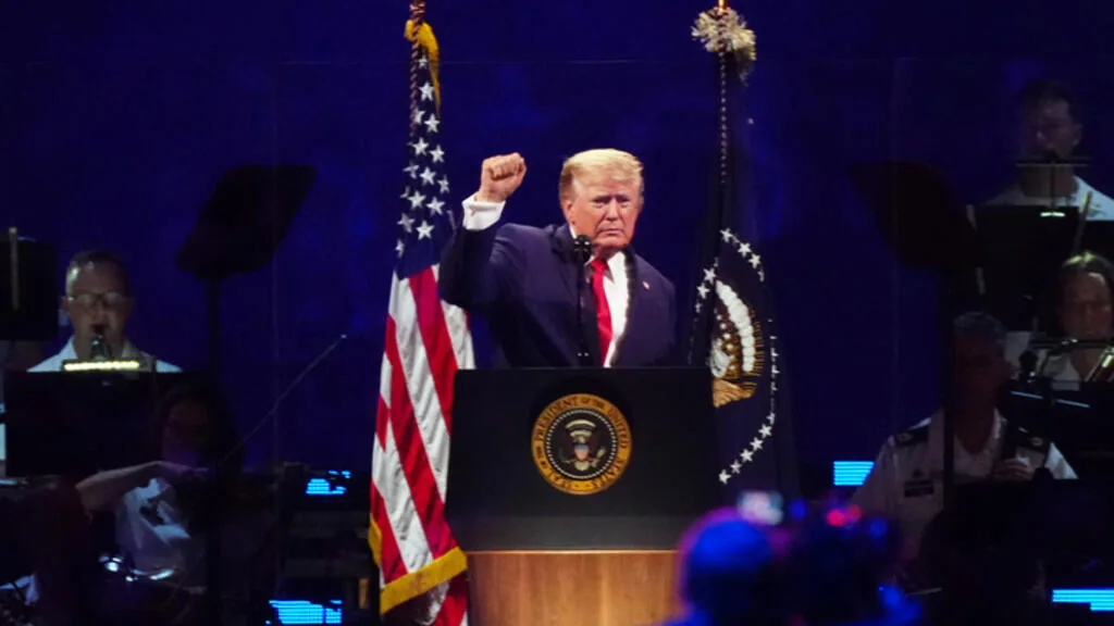 Trump critica 'comunistas' e celebra os 250 anos dos EUA em discurso