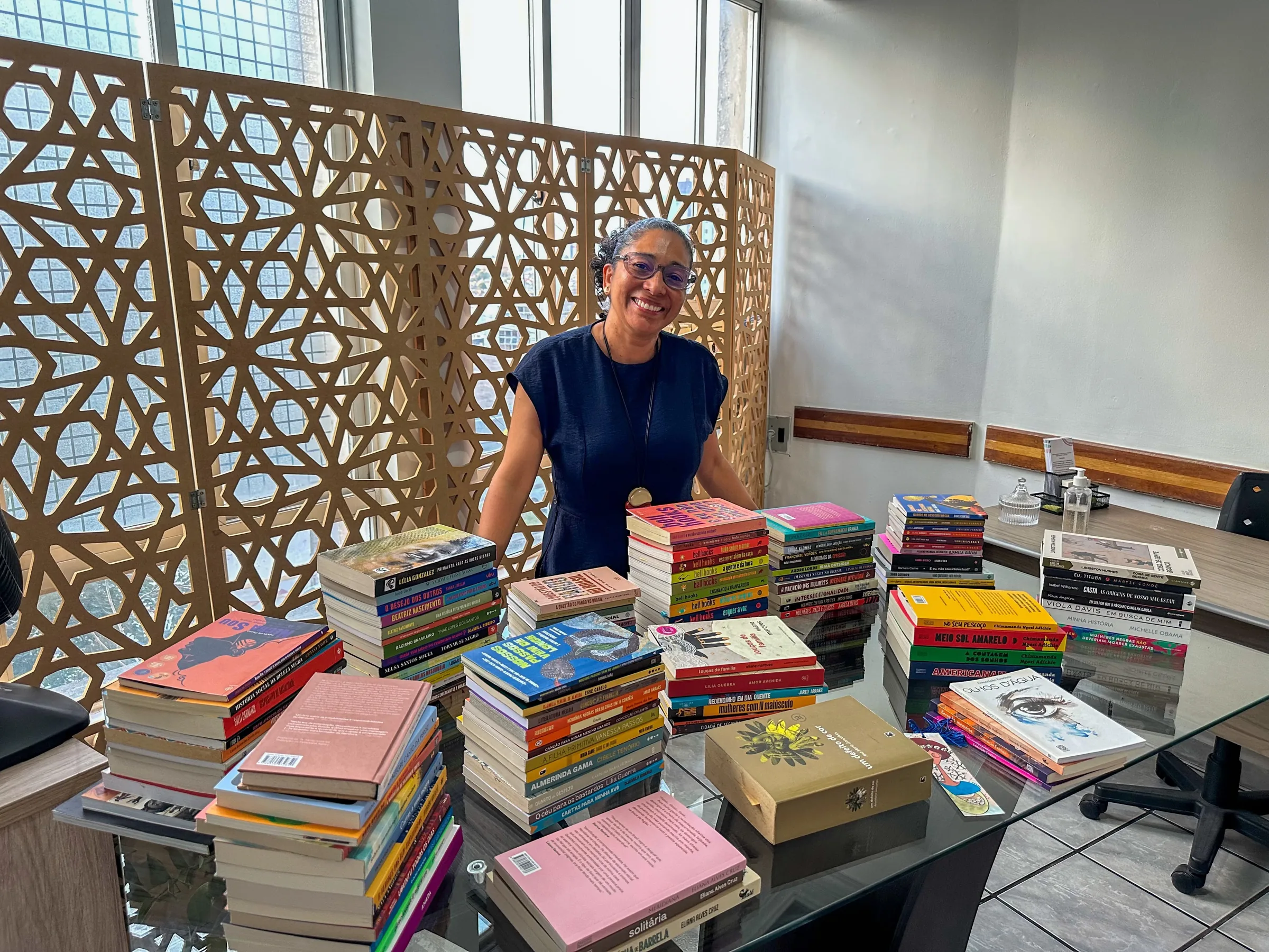 Mais de 100 livros de autoras negras são doados e biblioteca temática é inaugurada em Campina Grande