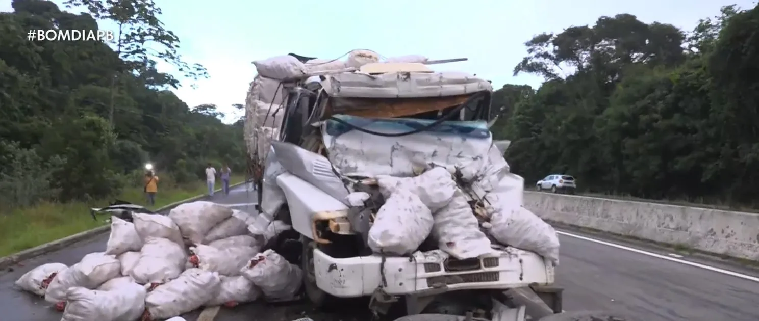 Motorista morre após colidir caminhão em carreta rebocada de ré na BR-101, na Grande João Pessoa