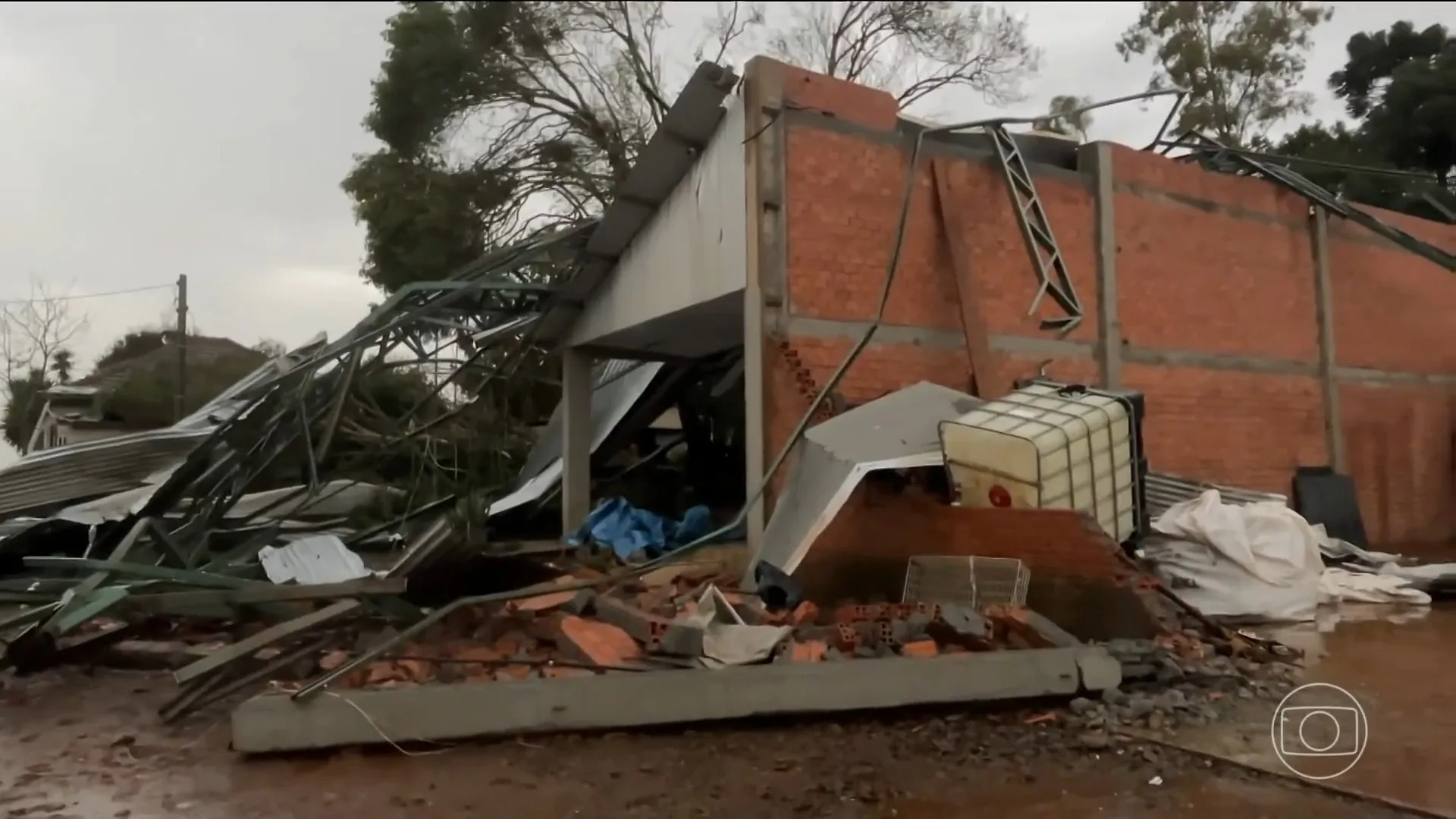 Tempestades no Rio Grande do Sul destelham mais de mil casas e elevam nível dos rios