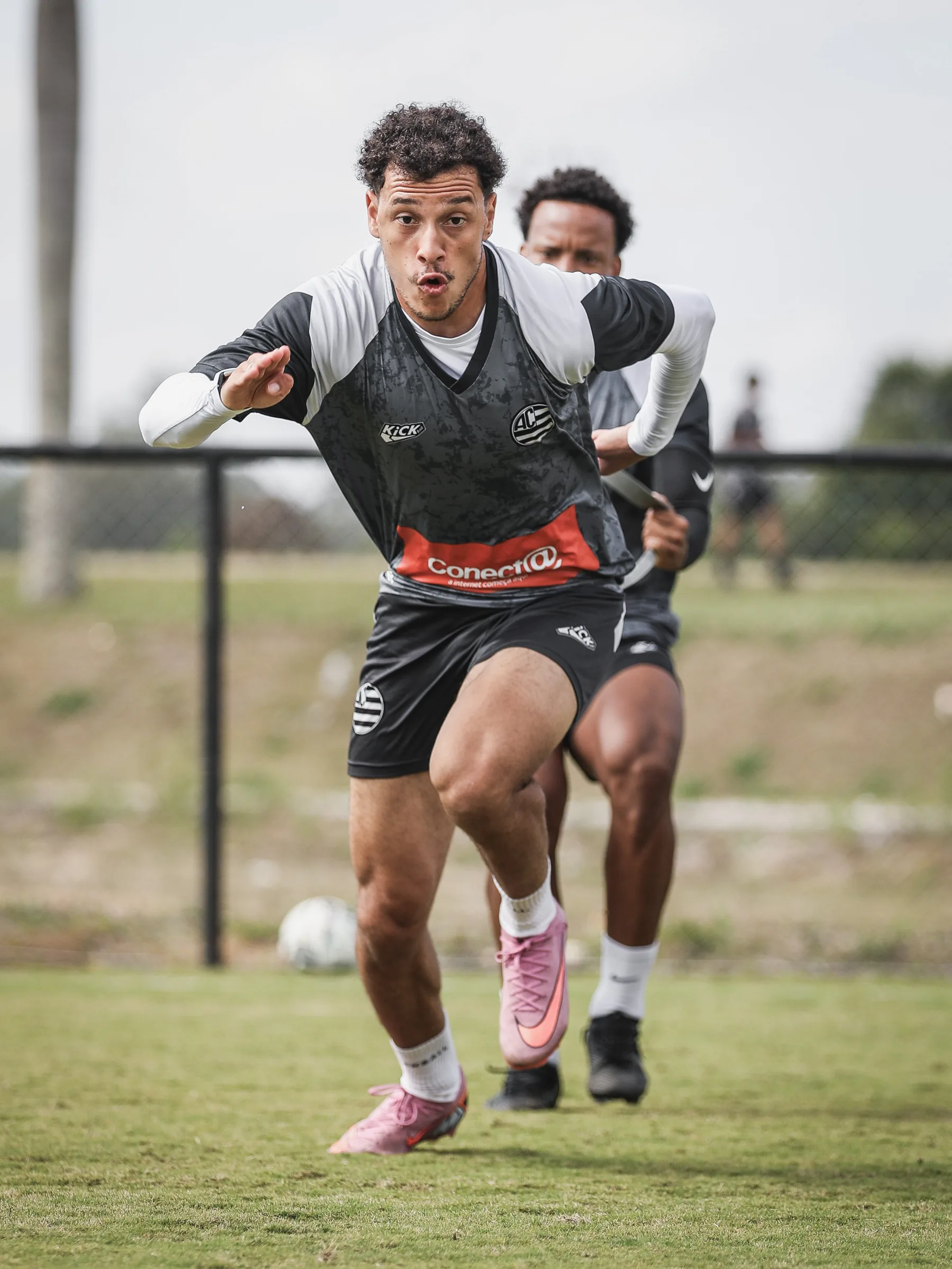 Enzo volta a ser titular, cita fase difícil após lesão e reabre disputa na lateral esquerda do Athletic