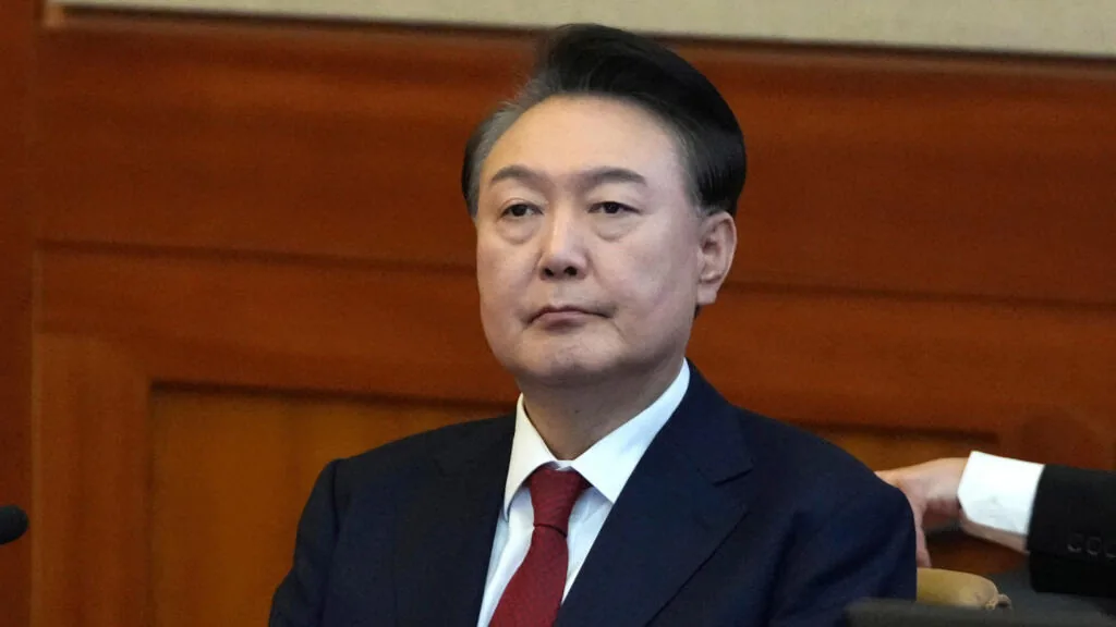 Ex-presidente da Coreia do Sul, Yoon Suk Yeol, é condenado a dois anos de prisão