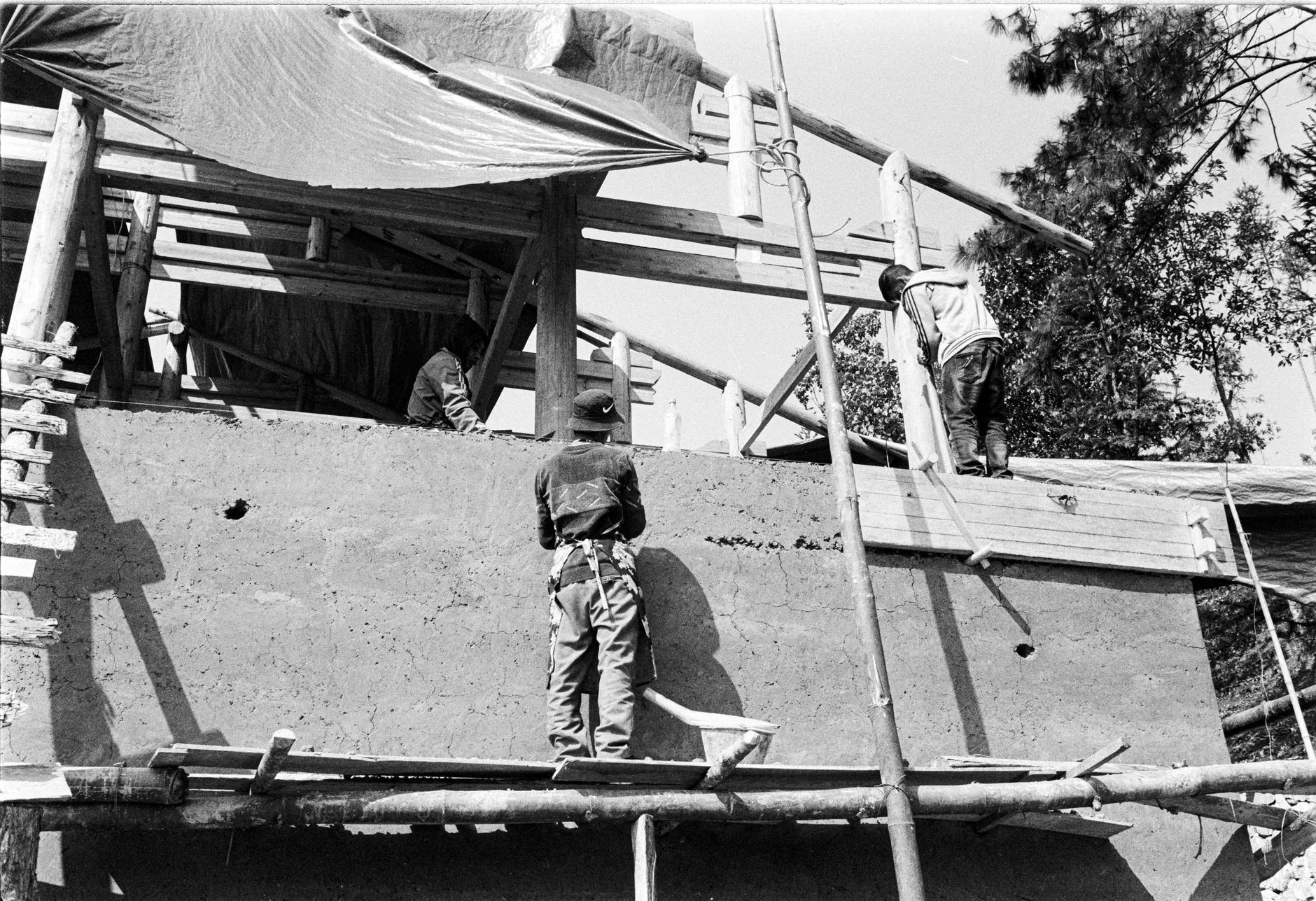 Lorena Zabala transforma sua vida ao construir domo de superadobe