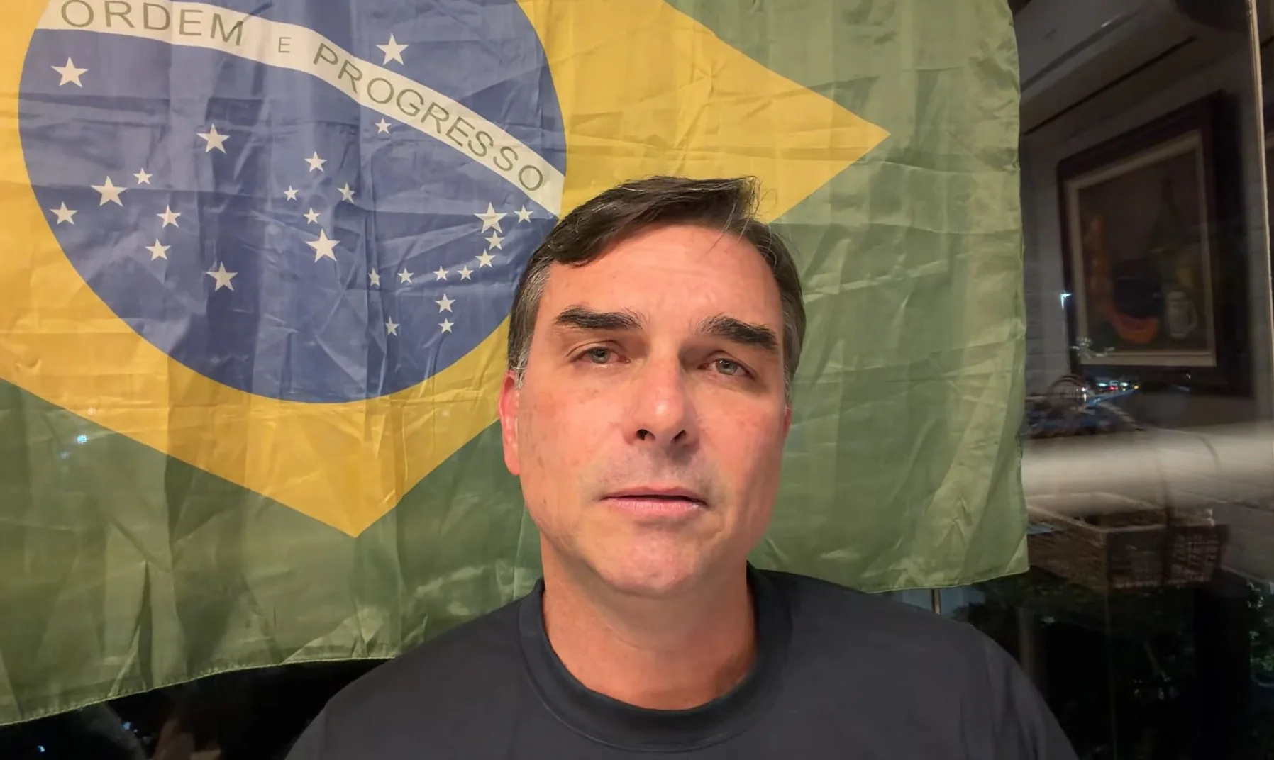 'Bolsonaro é quem vai colocar a faixa de presidente em mim', diz Flávio sobre a possibilidade de vencer as eleições