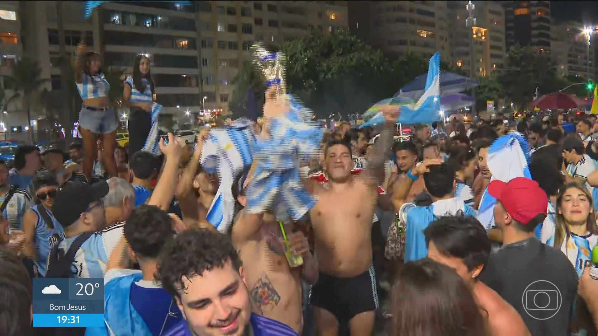 Argentinos celebram vitória sobre a Inglaterra na Praia de Copacabana
