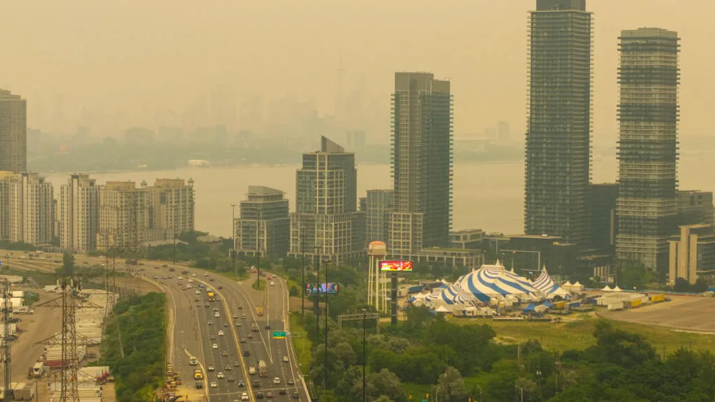 Qualidade do ar no Canadá é a pior do mundo devido a fumaça de incêndios florestais