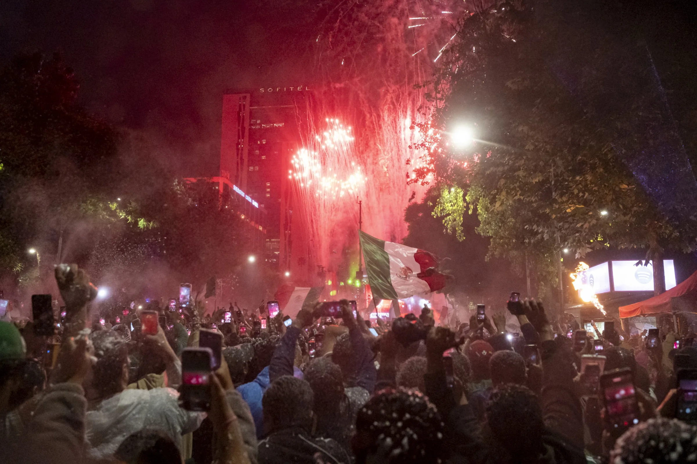 Mexicanos vão às ruas comemorar vaga nas oitavas de final da Copa do Mundo; veja imagens