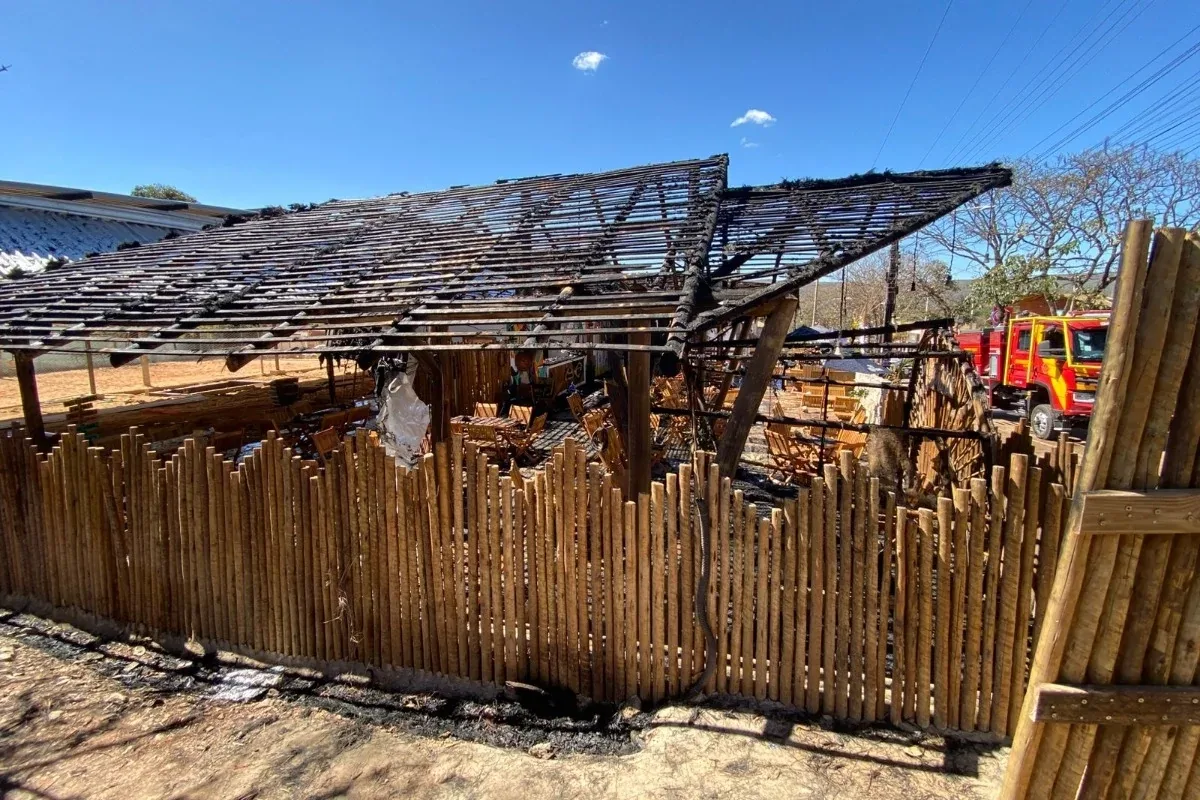 Faísca durante serviço de solda provoca incêndio em restaurante de Alto Paraíso de Goiás