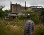 Contaminação por 'químicos eternos' gera preocupação em comunidade da Inglaterra