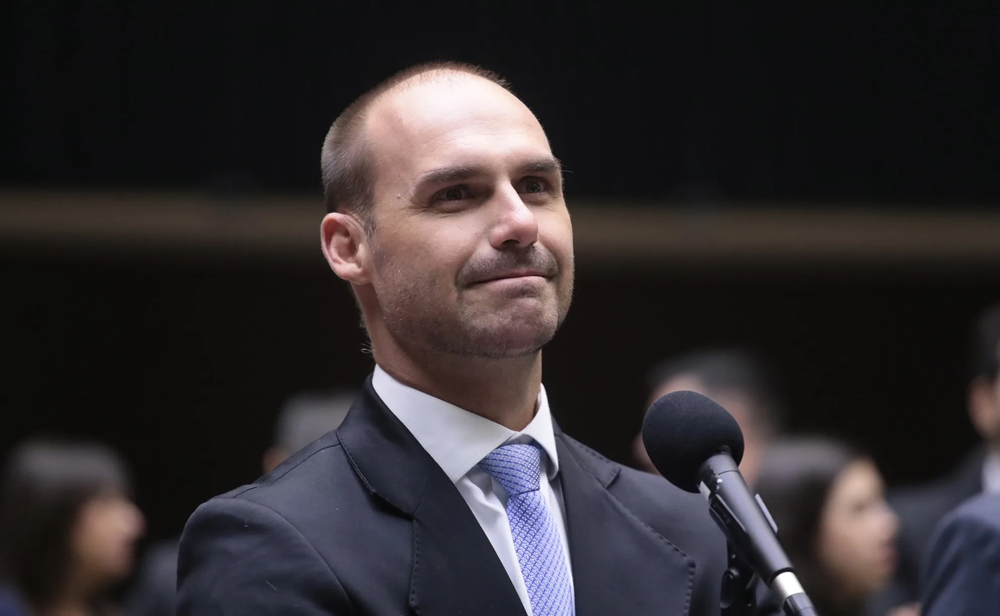 O que é abandono de trabalho? Entenda regras que podem levar Eduardo Bolsonaro à demissão da PF