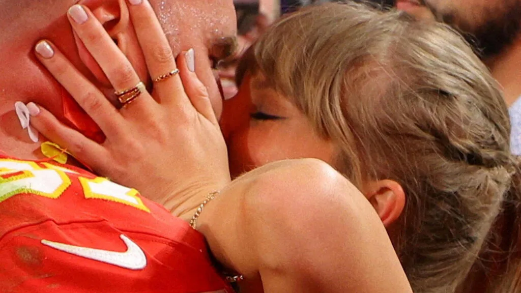 Taylor Swift e Travis Kelce se casam em cerimônia secreta