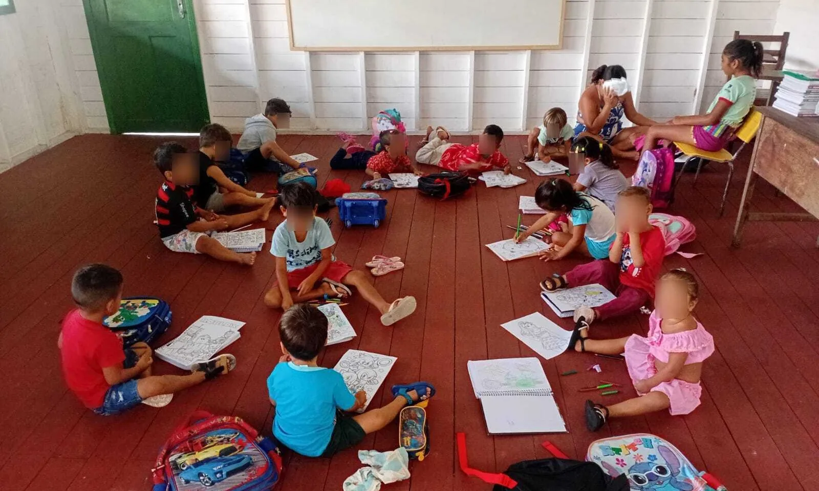 TCM exige melhorias urgentes em escola de Breves onde alunos estudam no chão
