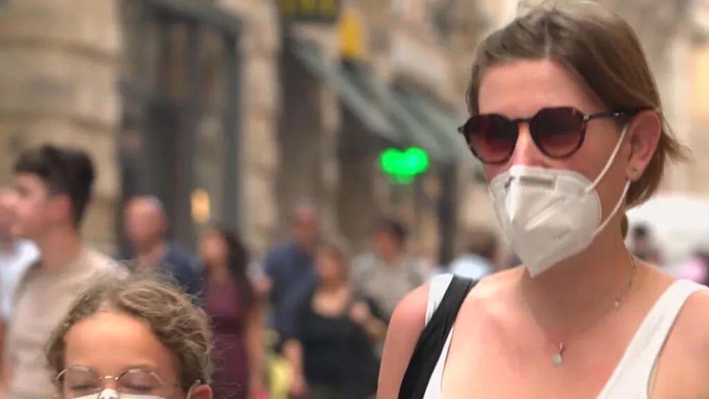 Máscaras retornam na França devido à fumaça de incêndios florestais