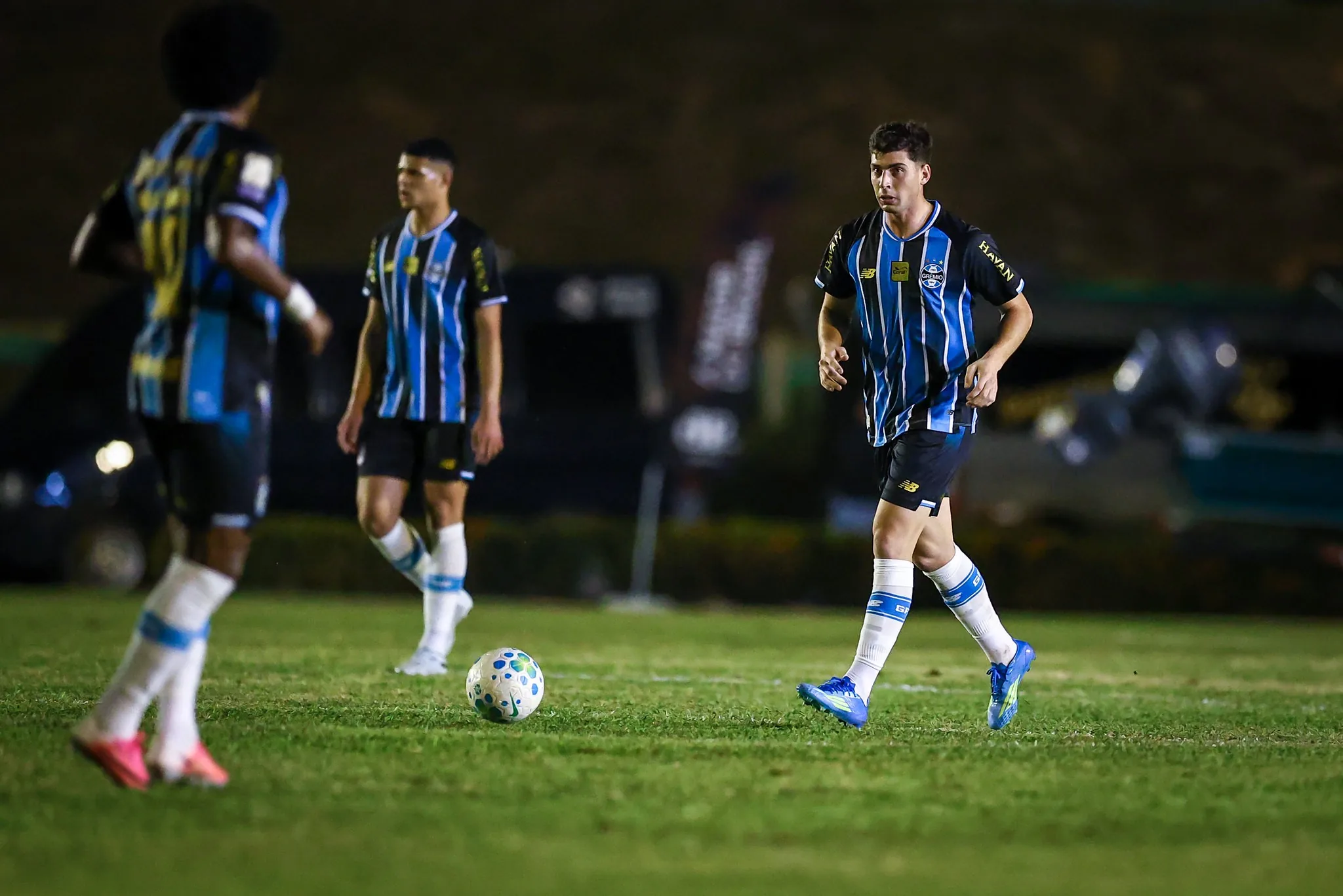 Luís Castro busca alternativas para o meio-campo do Grêmio