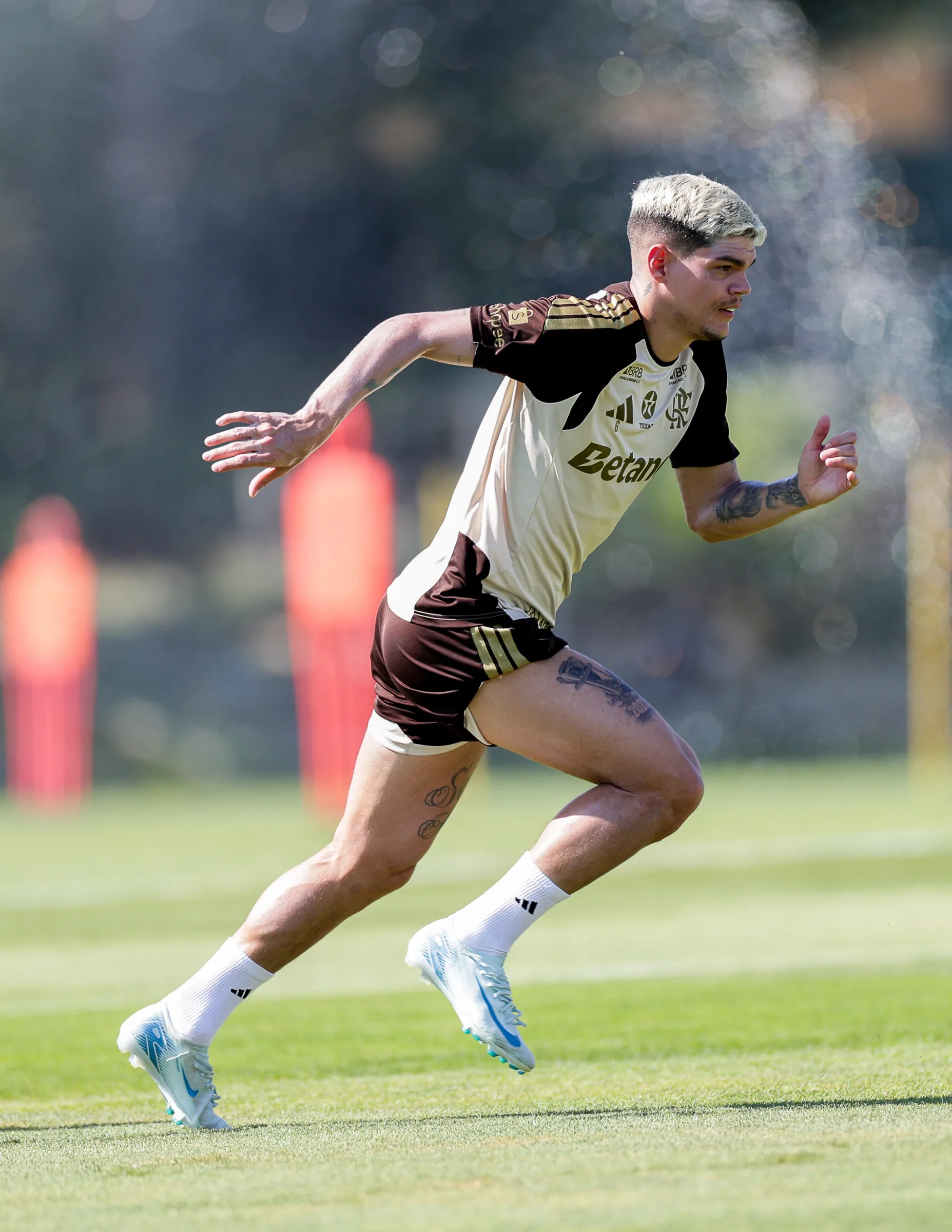 Ayrton Lucas afirma que não recebeu propostas para deixar o Flamengo
