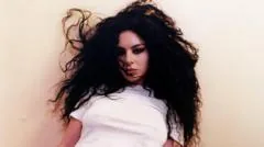 Retrato de Charli XCX é adquirido pela National Portrait Gallery