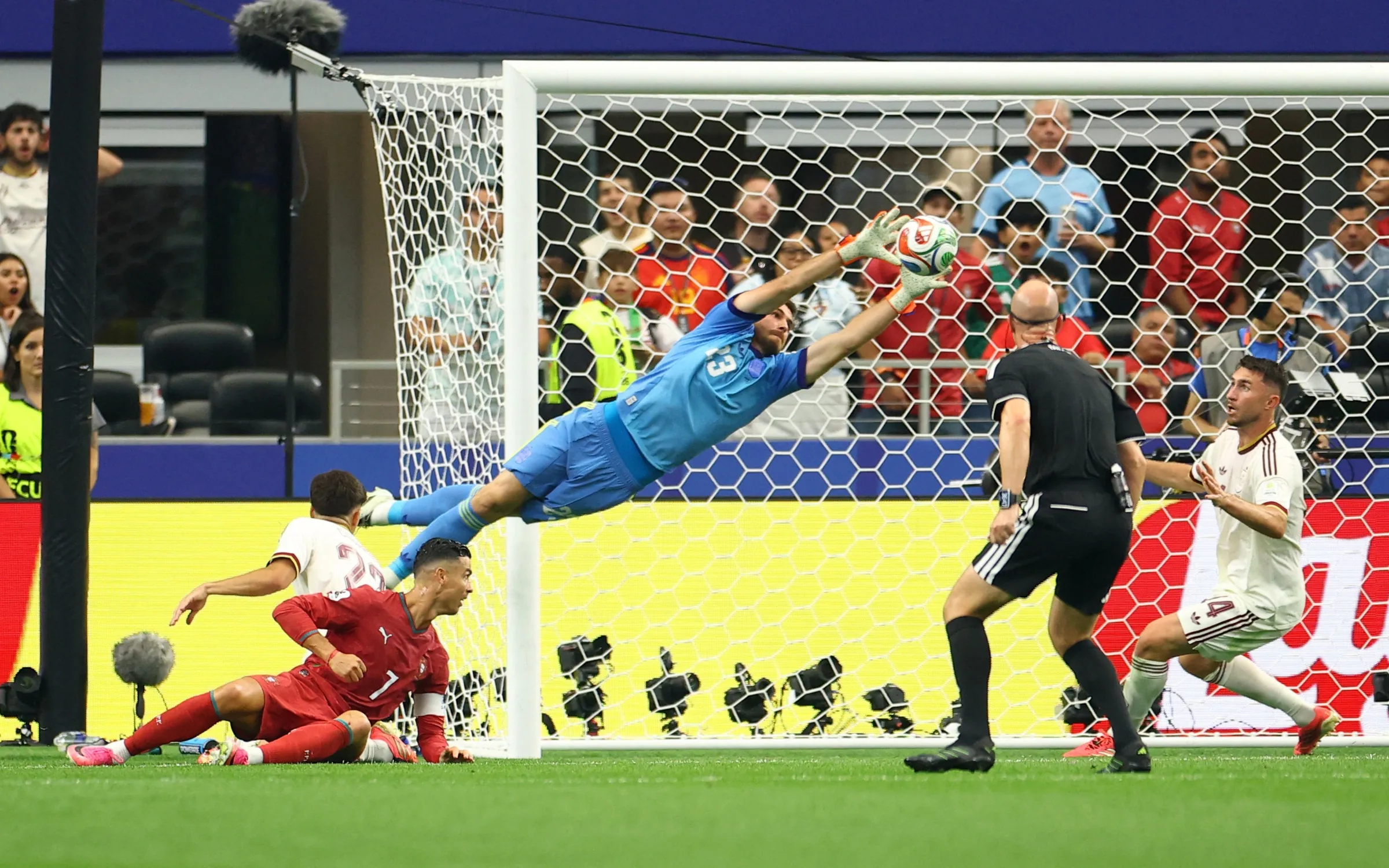 Espanha mantém defesa imbatível e avança às quartas da Copa do Mundo