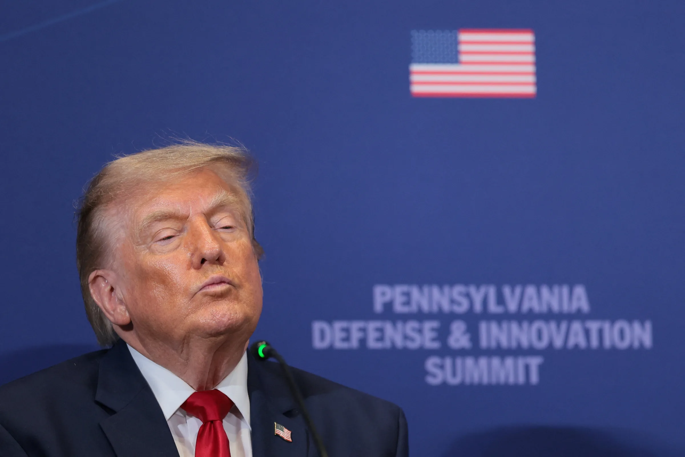 Trump solicita aumento na produção de armamentos em meio a crises globais