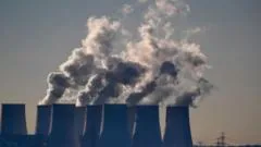 União Europeia propõe desacelerar cortes nas emissões de carbono para empresas
